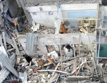 המתחם המופצץ שבו שכן בית משפחת בעלושה. צילום: מוחמד סבאח, בצלם, 30.12.08. 
