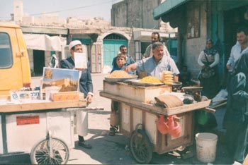 منطقة السهالة في الخليل، بالقرب من سوق الجمال. من الاعلى: في سنوات التسعين. من الاسفل: عام 2007. تصوير: نايف هشلمون، مركز الوطن وكيرين مانور، اكتيبستيلس.