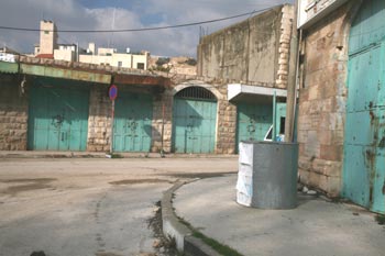 منطقة السهالة في الخليل، بالقرب من سوق الجمال. من الاعلى: في سنوات التسعين. من الاسفل: عام 2007. تصوير: نايف هشلمون، مركز الوطن وكيرين مانور، اكتيبستيلس.