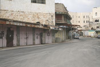 سوق الفواكه في الخليل. من الاعلى: في سنوات التسعين. من الاسفل: عام 2007. تصوير: نايف هشلمون، مركز الوطن وكيرين مانور، اكتيبستيلس.