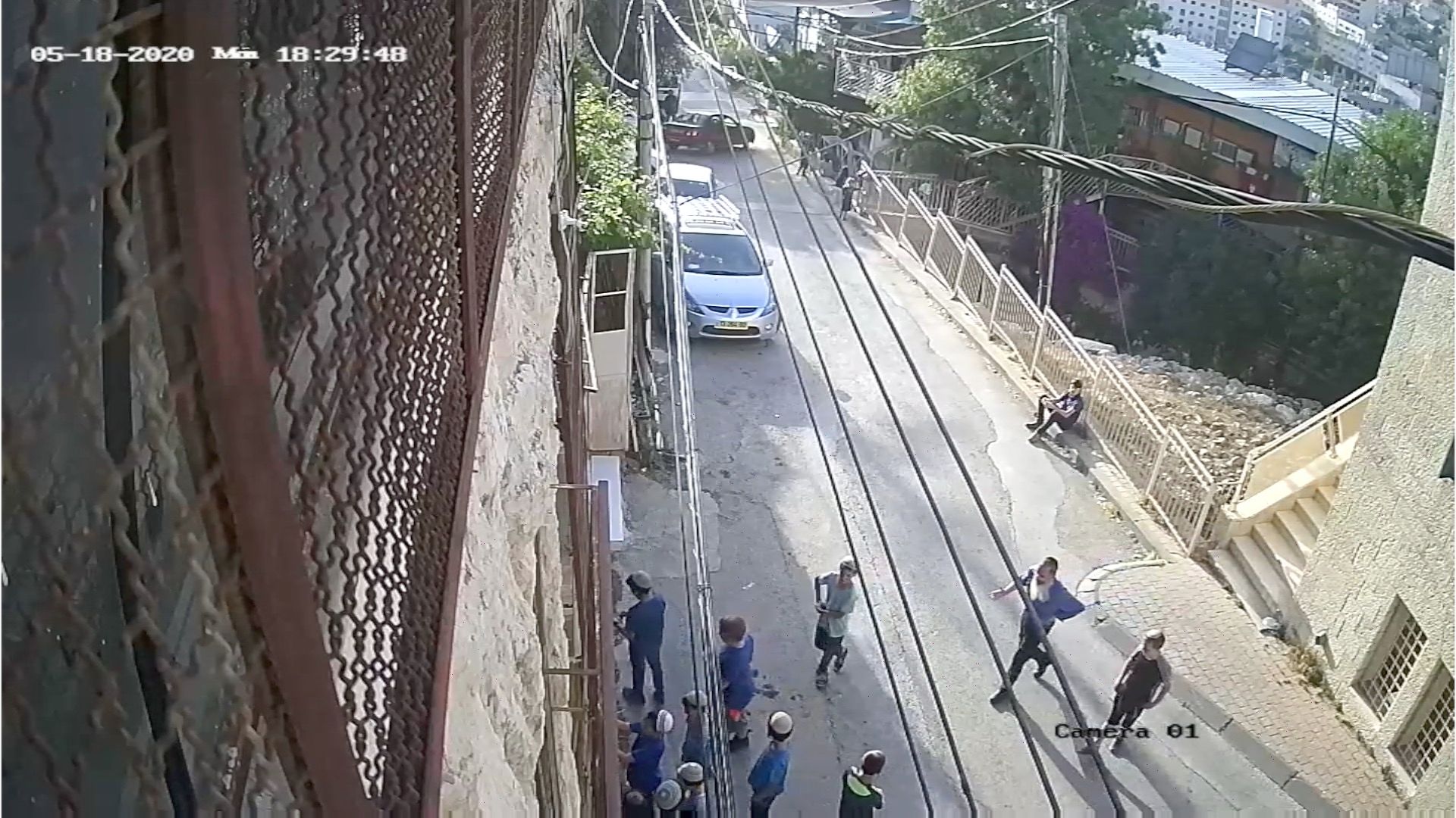 ילדי מתנחלים הולמים על דלת ביתה של משפחת אבו עיישה ומקללים, 18.5.20