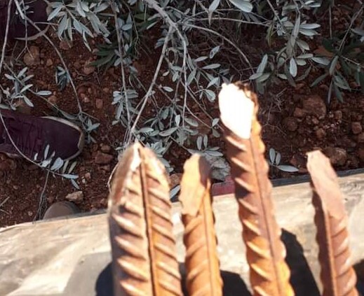 מוטות ברזל שהציבו מתנחלים בחלקת האדמה של שאהר חאזם, ופנצ'רו את צמיגי הטרקטור שלו. קריות, 22.10.20. צילום: שאהר חאזם.