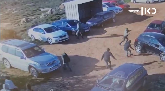 مستوطنون يحطمون سيارات عمال فلسطينيين يركنونها خارج مستوطنة "شيلو" عندما يذهبون للعمل في المستوطنة، 18.2.21