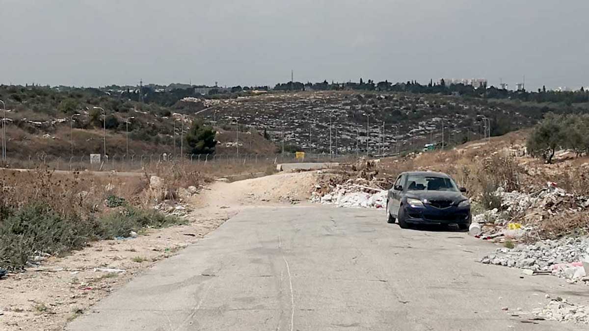 אחת מחסימות העפר שהציב הצבא על כביש הגישה לבית עור א-תחתא מכביש 443. צילום: איאד חדאד, בצלם, 5.9.21