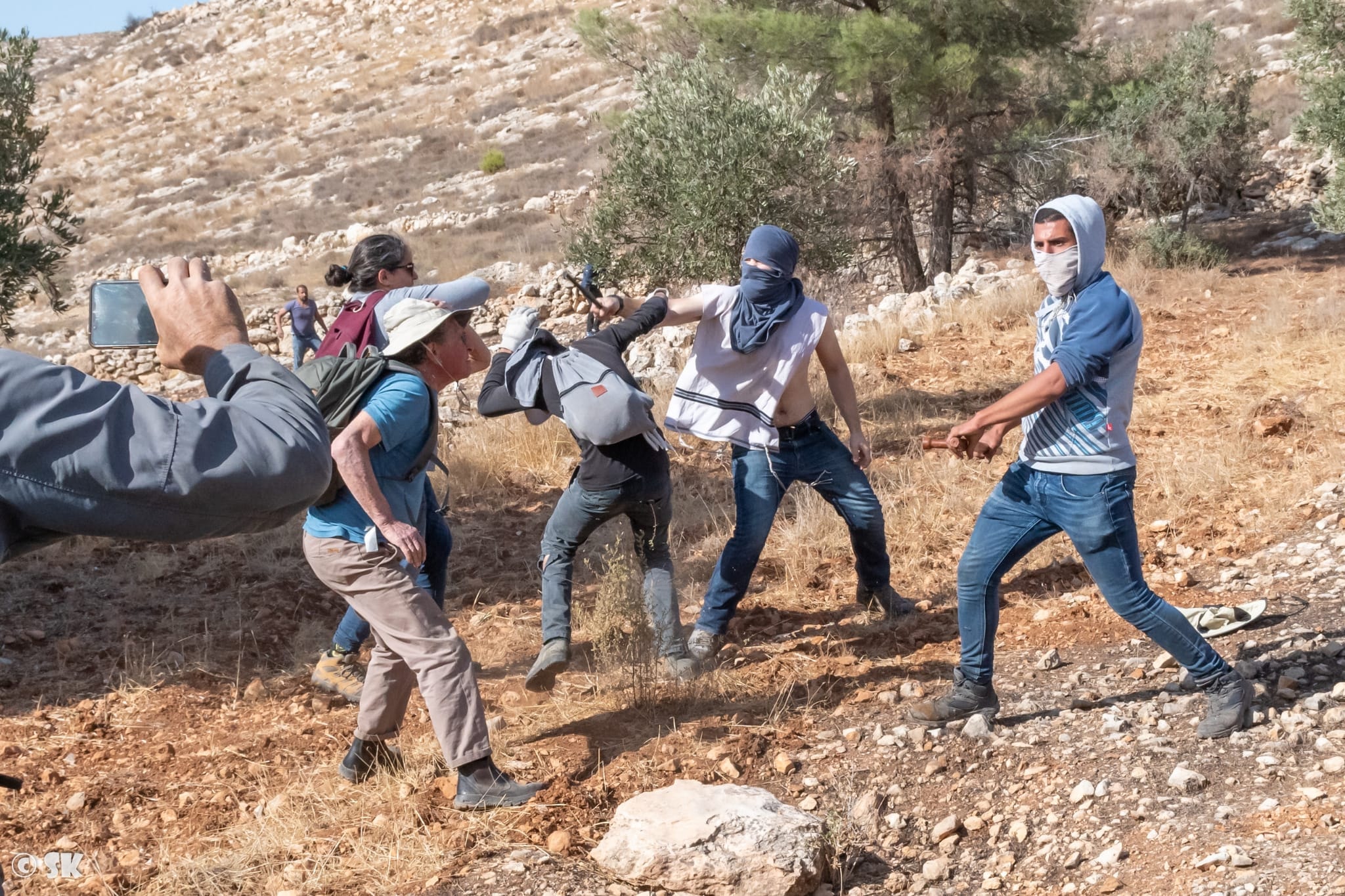 Settlers attack Israeli volunteers in Surif. Photo by Shai Kendler, 11 Nov. 2021 