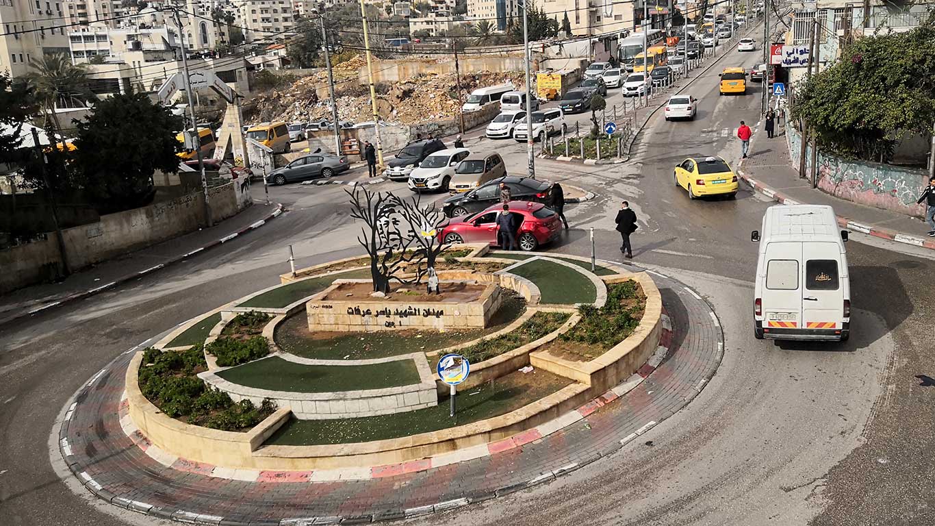 الدوار الواقع بين مخيم الأمعري للاجئين ومدينة البيرة. تصوير: إياد حداد، بتسيلم 23.12.21