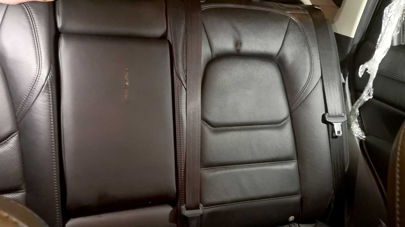 ثقوب خلفها رصاص على المقعد الخلفي في سيارة المازدا. تصوير: إياد حداد، بتسيلم 25.12.21