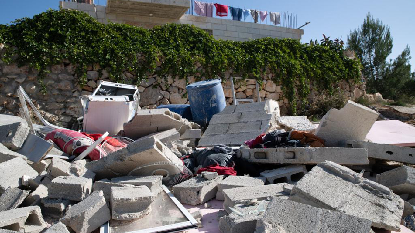 أنقاض منزل إحدى العائلات الذي هدمته بلدية القدس في حي عين الجويزة في الولجة. تصوير: متان جولان