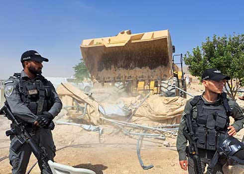 הריסת מבנה בקהילת אל-פח'ית שבמסאפר יטא, 1.6.22. צילום: נסר נוואג'עה, בצלם.