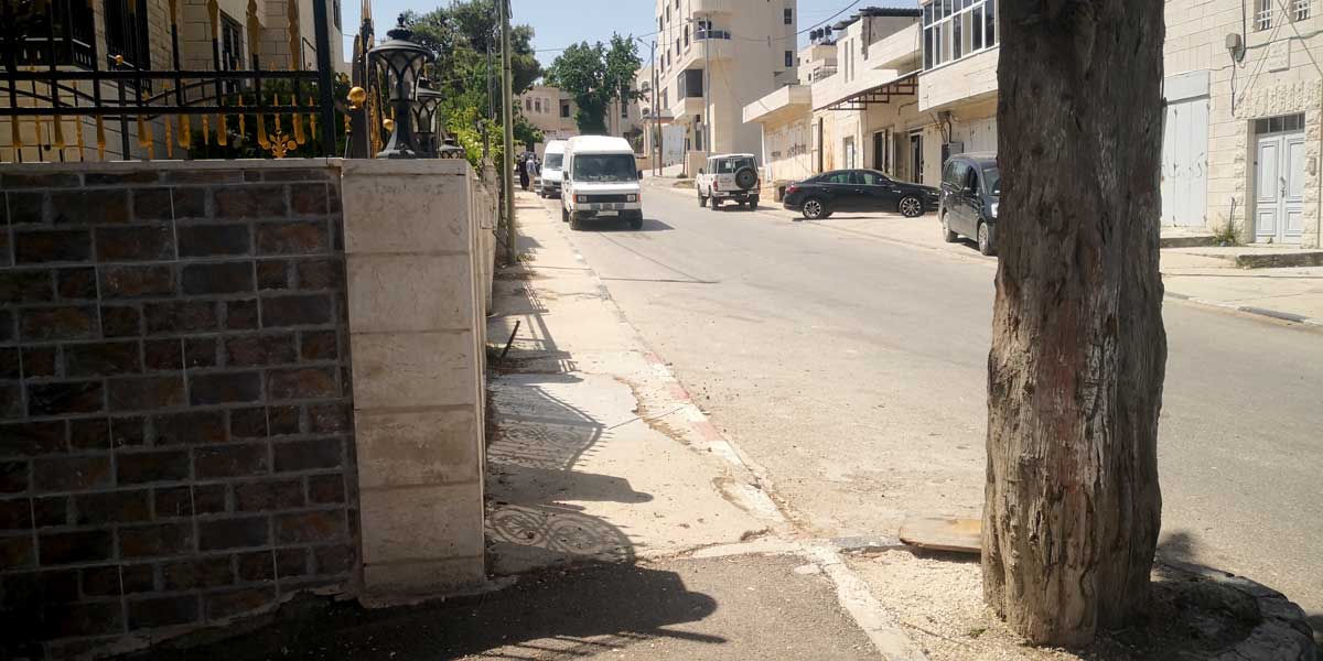 The building corner and tree behind which the soldiers positioned, where the soldier shot at Thaer Mislet. Photo by Iyad Hadad, B’Tselem, 12 May 2022
