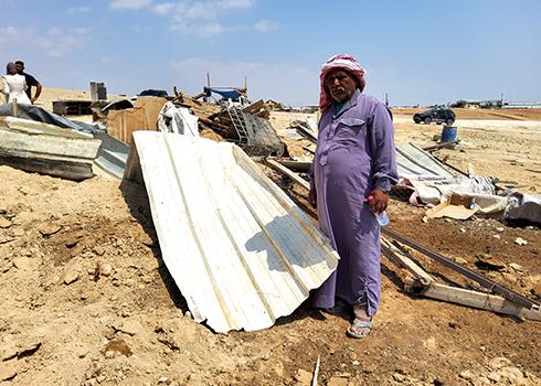 תושב אל-עוג'א ליד חורבות ביתו. צילום: עארף דראר'מה, בצלם, 10.8.22 