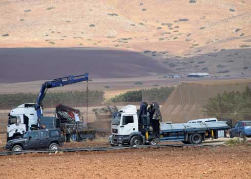 الأعمدة التي تمت مصادرتها وتحميلها على شاحنة تابعة للإدارة المدنية. تصوير: عارف دراغمة، بتسيلم، 15.8.22 