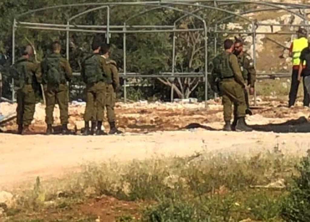 החרמת האוהלים ששימשו ככיתות בג'וב א-דיב. צילום: נסר נוואג'עה, בצלם, 10.5.23