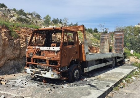 الشاحنة التي أحرقها المستوطنون. تصوير: عبد الكريم سعدي، بتسيلم. 7.3.23 