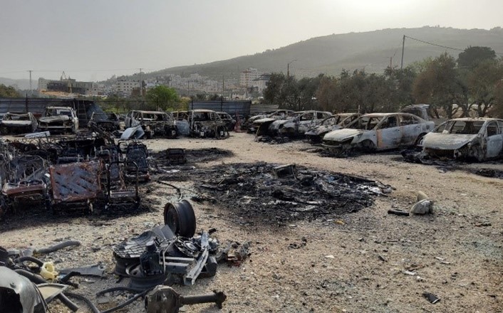 سيّارات محروقة في الموقف. تصوير: سلمى الدبعي، بتسيلم, 5.3.23 