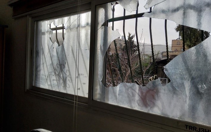 زجاج محطّم في منزل العائلة. تصوير: سلمى الدبعي، بتسيلم, 5.3.23 