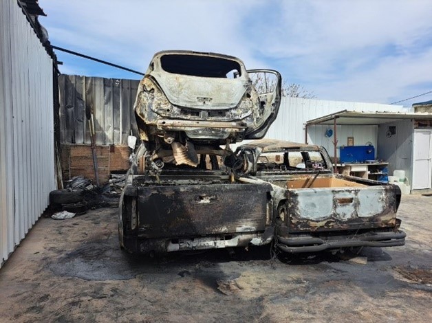 ثلاثٌ من السيّارات التي أحرقها المستوطنون. تصوير: عبد الكريم سعدي، بتسيلم 7.3.23 