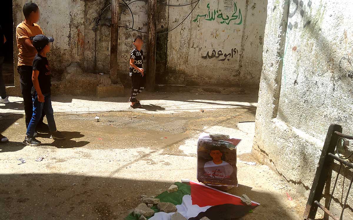 Bambini vicino a un memoriale improvvisato per Fares Hashash dove i soldati gli hanno sparato.  Foto, Salma a-Deb'i, B'Tselem 14 giugno 2023