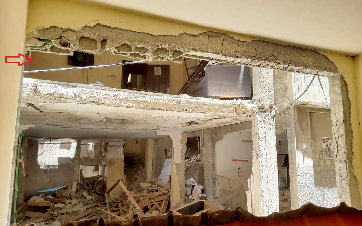 La freccia indica la camera da letto della suocera di Nidaa Saqer, dove le sue figlie hanno dormito prima quella notte, prima che lei le portasse nella sua camera da letto.  Foto: Salma a-Deb'i, B'Tselem, 11 giugno 2023