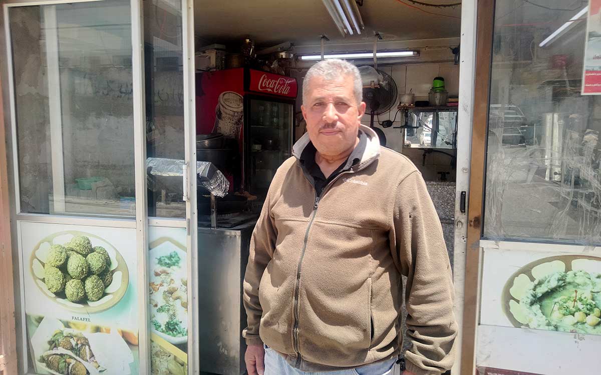 Yusef 'Atallah davanti al suo negozio.  Foto: Salma a-Deb'i, B'Tselem, 14 maggio 2023