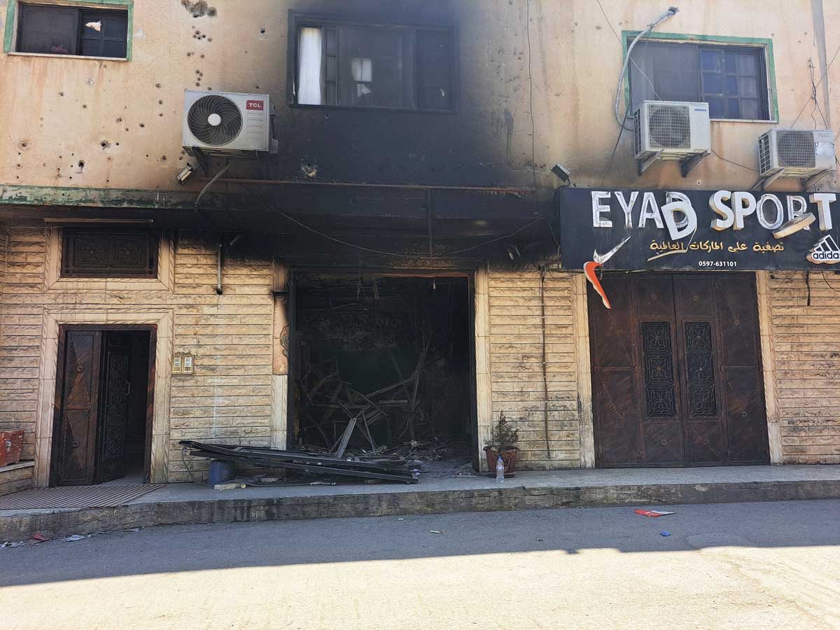עסקים וקומת מגורים לאחר נסיגת הכוחות הישראליים. צילום: עבד אל-כרים סעדי, בצלם