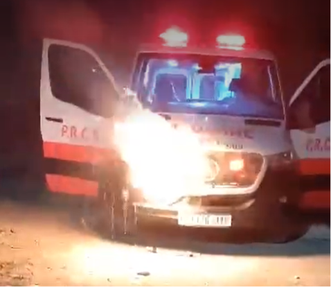 אמבולנס של הסהר האדום עולה באש לאחר שחיילים ירו עליו רימוני גז מדמיע. התמונה באדיבות התושבים 