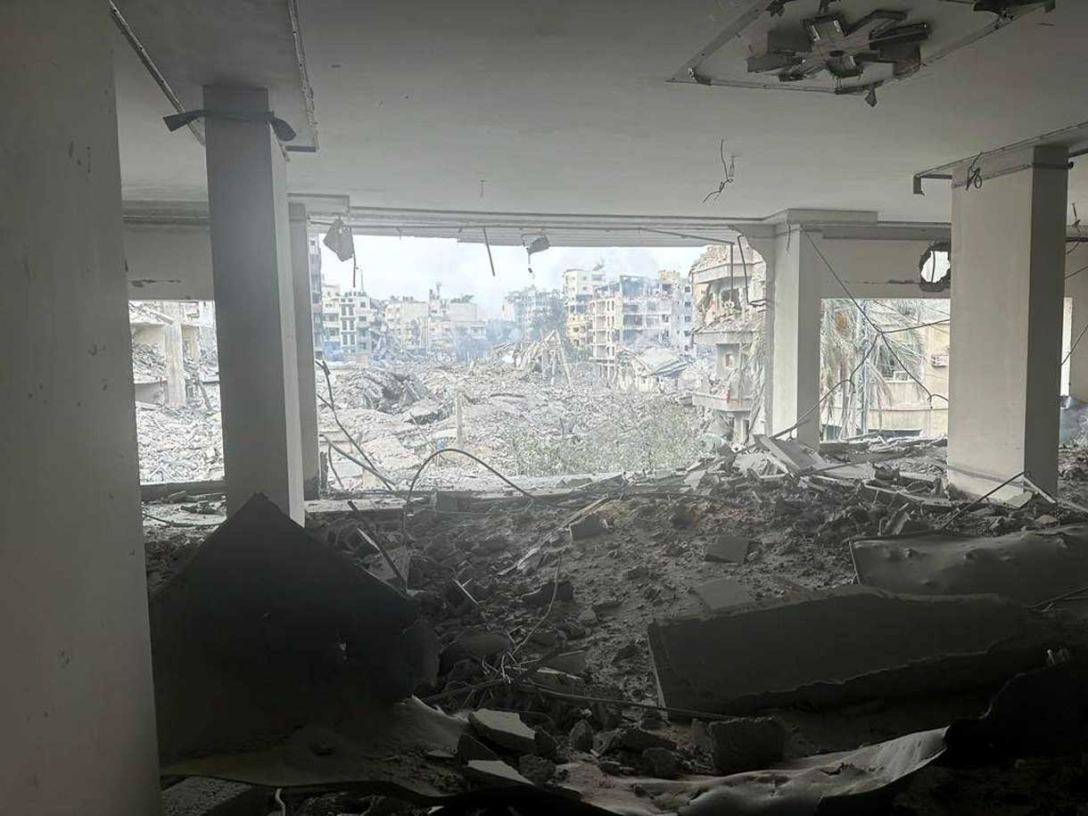 حيّ الرمال المدمر من نافذة منزل عائلة محمد&nbsp;صباح