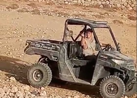 מתנחל מטריד את בני המשפחה. התמונה באדיבות המשפחה