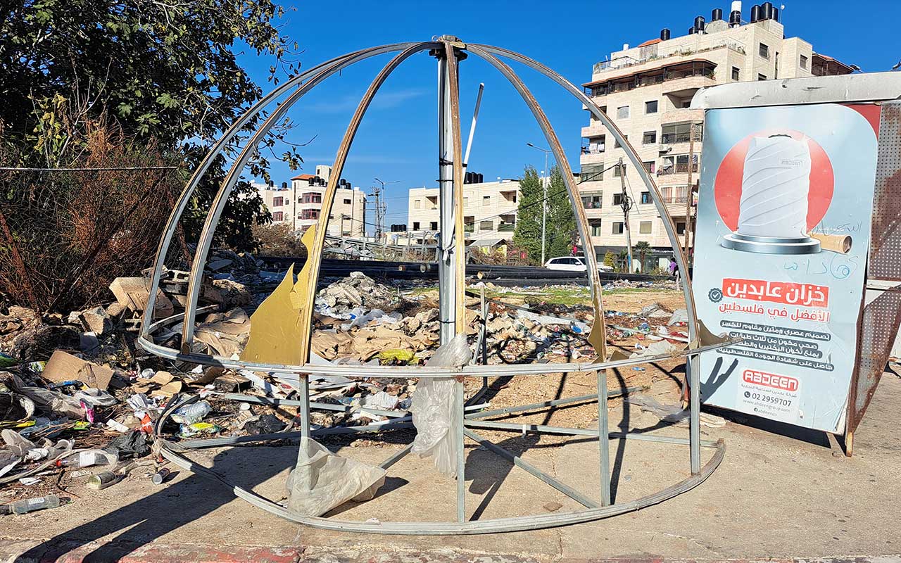 פסל המתכת שגלגל פאדי בדראן לעבר שוטרי משמר הגבול. צילום: איאד חדאד, בצלם, 3.12.23