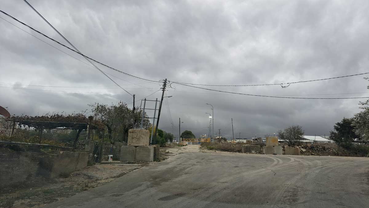 The military post from which Muhammad Saleh was shot by the soldiers, to the right of the entrance gate to the Psagot settlement. Photo: Iyad Hadad, B’Tselem, 10 Dec. 2023 