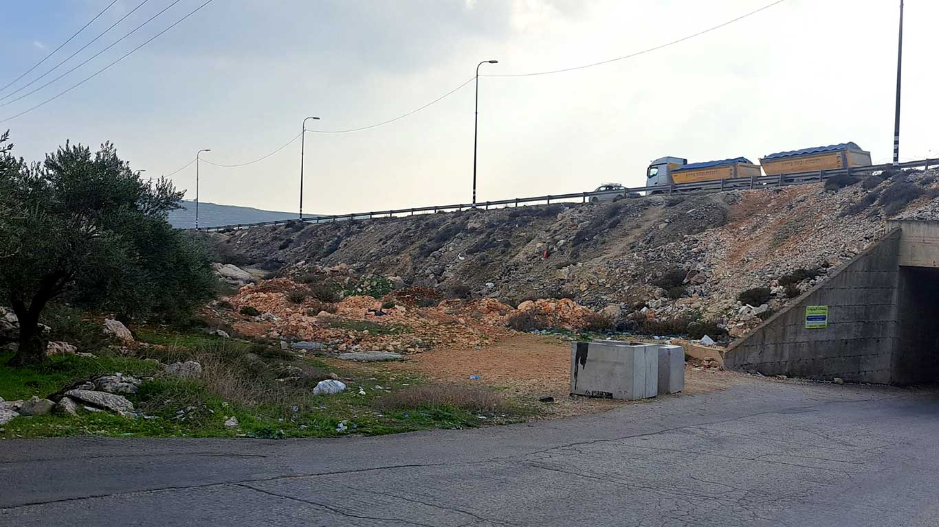 The dirt embankment ‘Alwan climbed to reach Route 60. Photo: Iyad Hadad, B’Tselem 