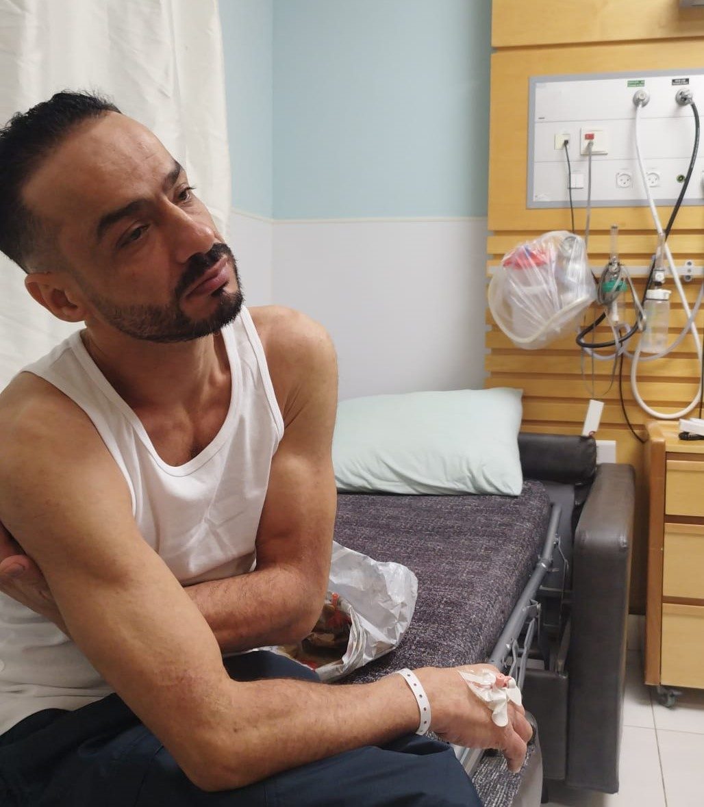 סאמי ח'לילי בבית החולים אחרי שחרורו ממעצר. התמונה באדיבות העד