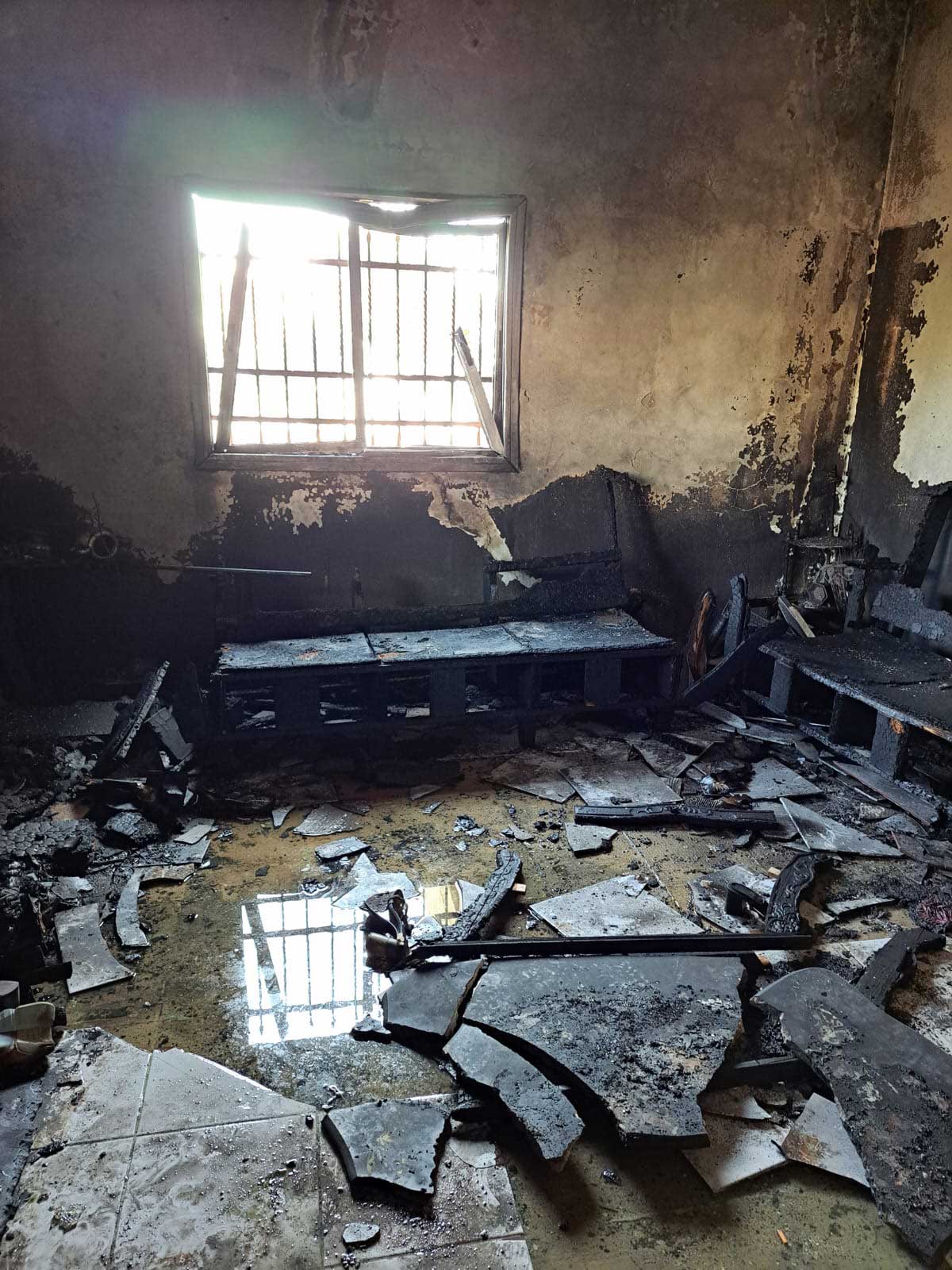 غرفة الاستقبال في منزل عائلة عودة بعد أن أضرم المُستوطنون النار فيها. تصوير: سلمى الدّبعي، بتسيلم، 4.12.24