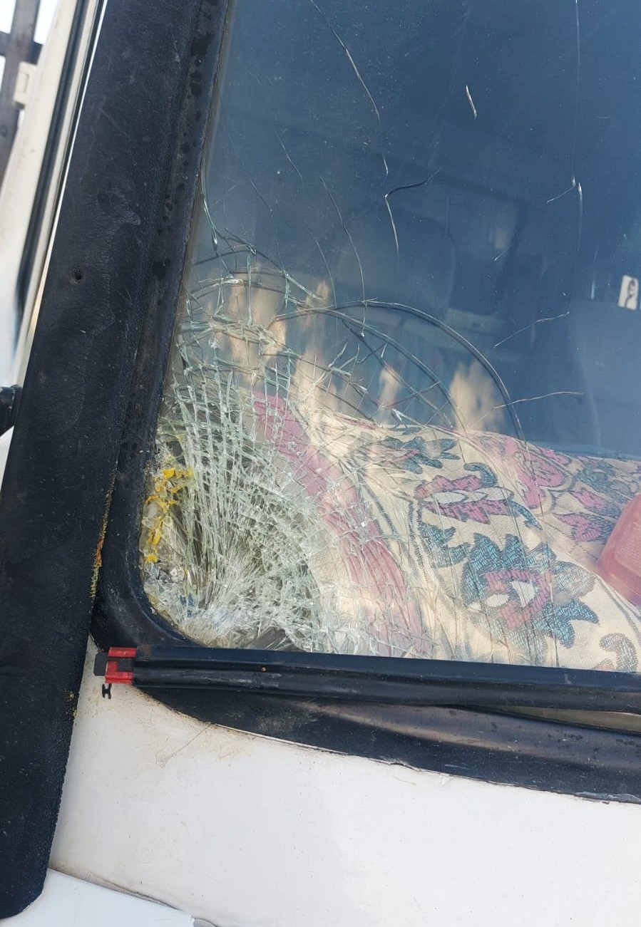 The crack in the windshield caused by the settlers. Photo: ‘Aref Dagaharmeh, B’Tselem