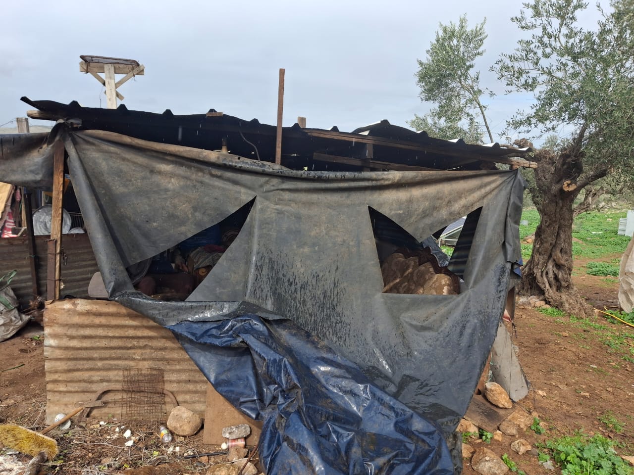 الخيمتان اللتان أتلفهما الجنود في التجمّع في 21.2.25. صور قدمها السكّان مشكورين