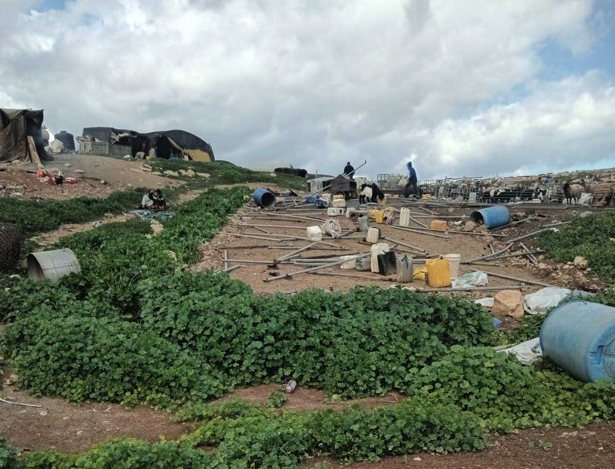 בני משפחת אבו עראם מפנים את מתחם מגוריהם בח'ירבת סמרה. צילום: עארף דראר'מה, בצלם