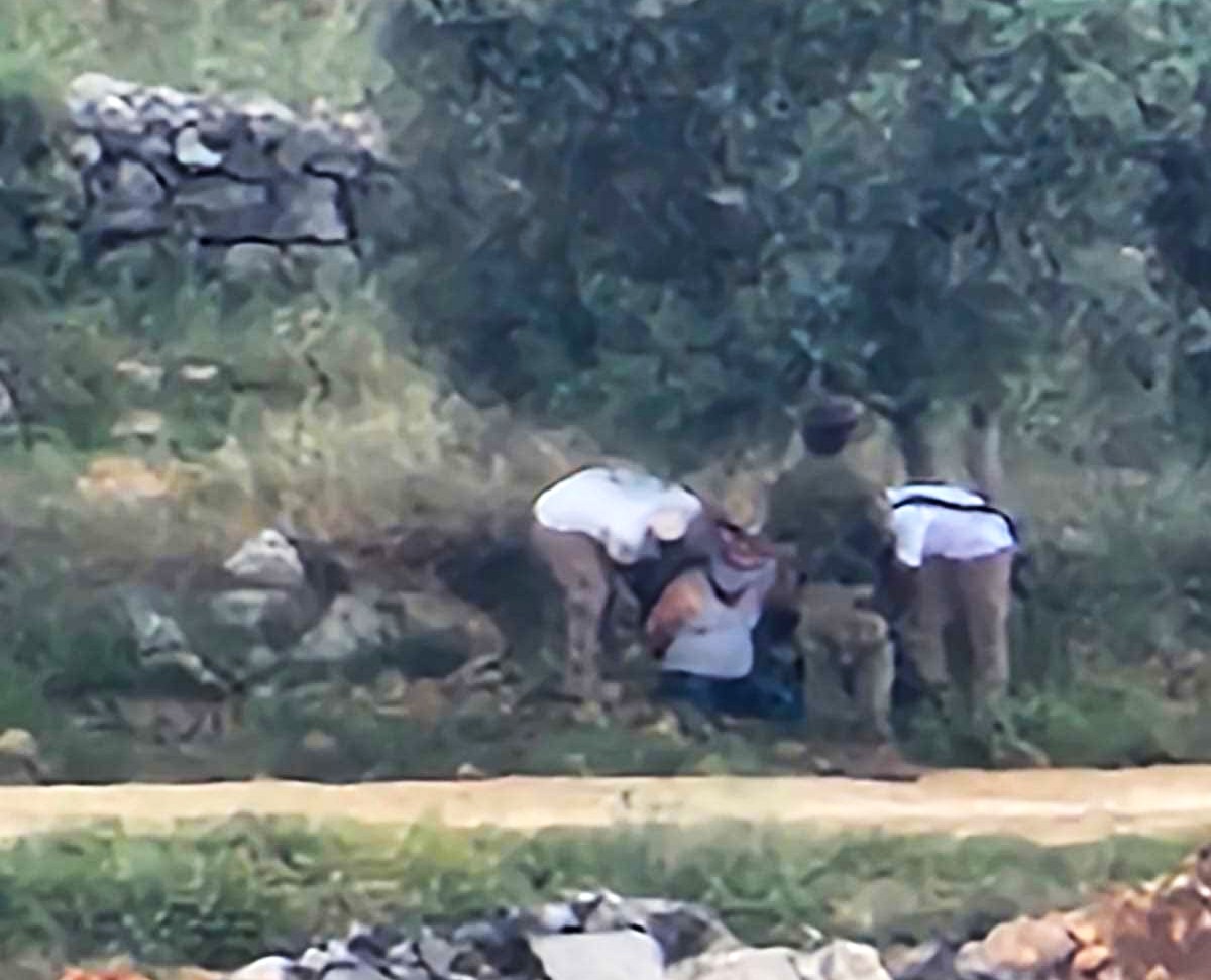 المستوطنون والجندي مع المخطوفَيْن في كرم الزيتون. استخدام بموجب المادة 27أ'  