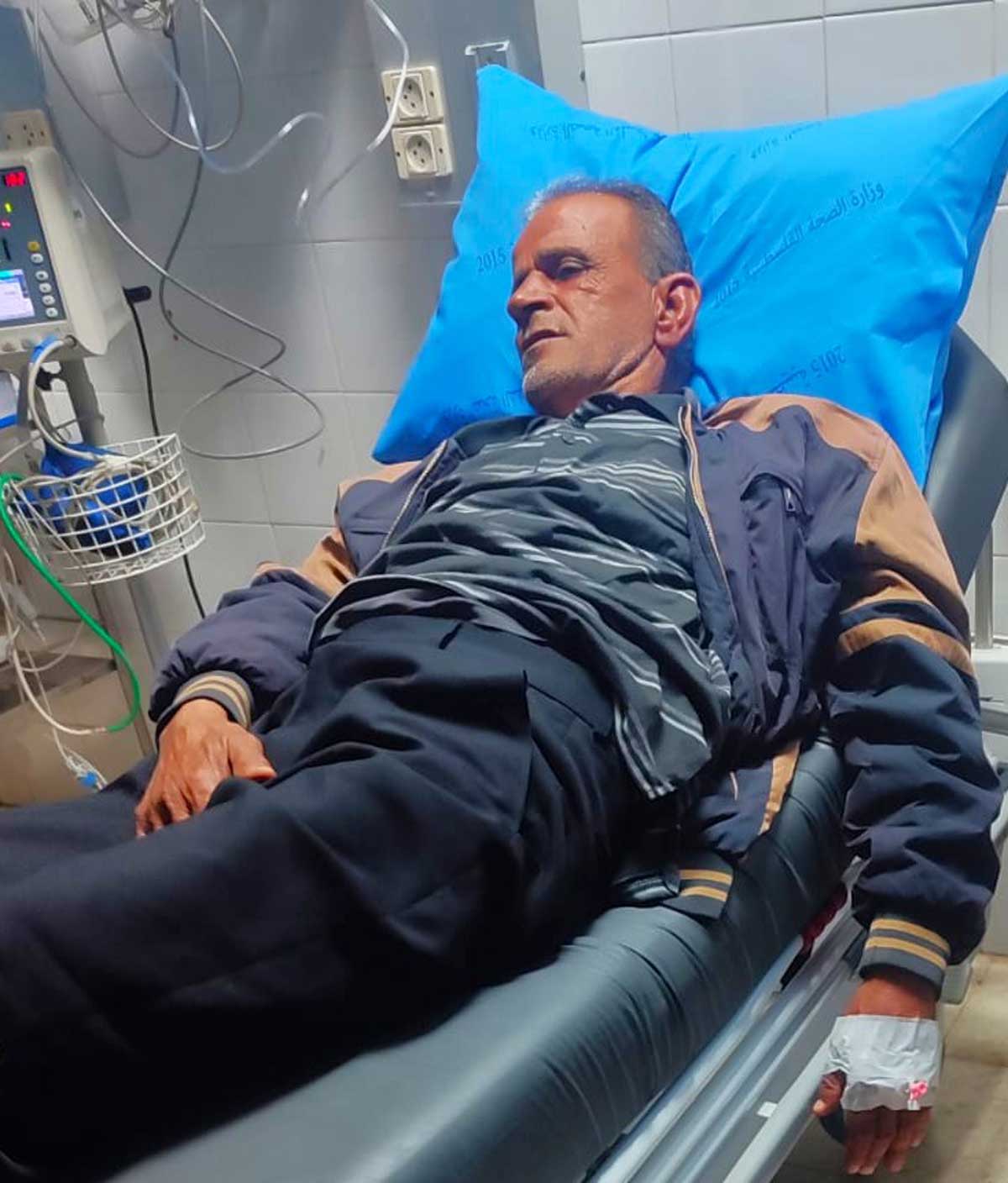 פריד אל-עריד בבית החולים לאחר שהוכה בידי מתנחלים. התמונה באדיבות המשפחה