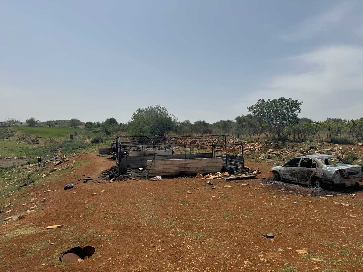 خيمة وسيارة أحرقهما المستوطنون في موقع خيام محمد عراعرة وعائلته. تصوير: محمد رمانة، بتسيلم