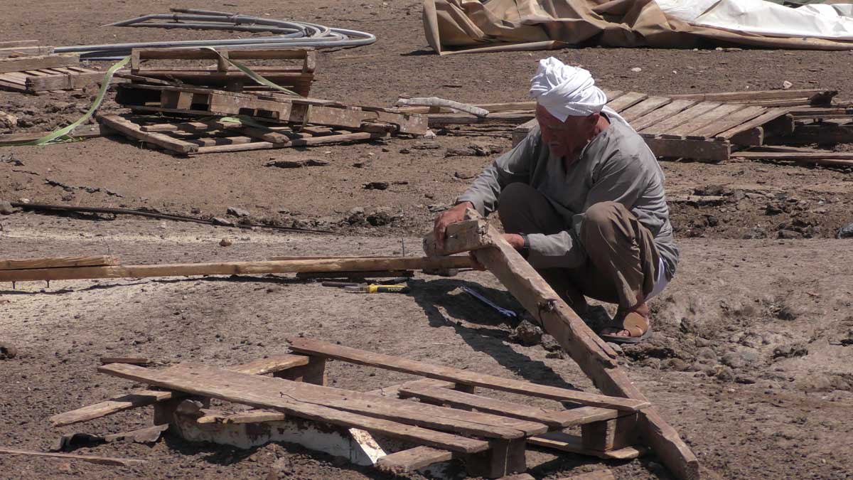 أحد سكّان التجمّع يقوم بتفكيك أحد المباني. تصوير: عارف دراغمة، بتسيلم، 29.6.25