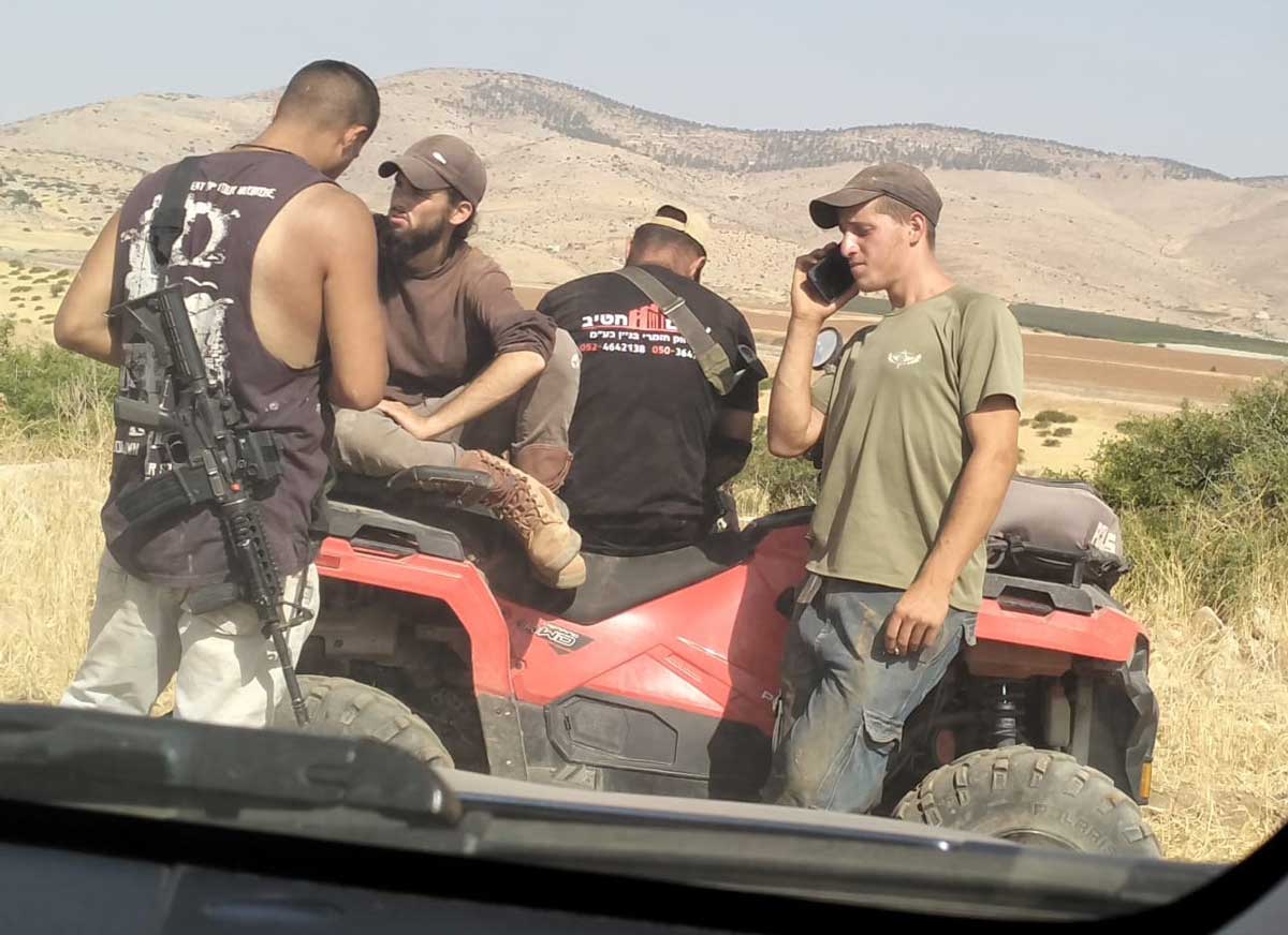 المستوطنون في حقول المزارعين من سكان بردلة. صورة قدمها السكان مشكورين