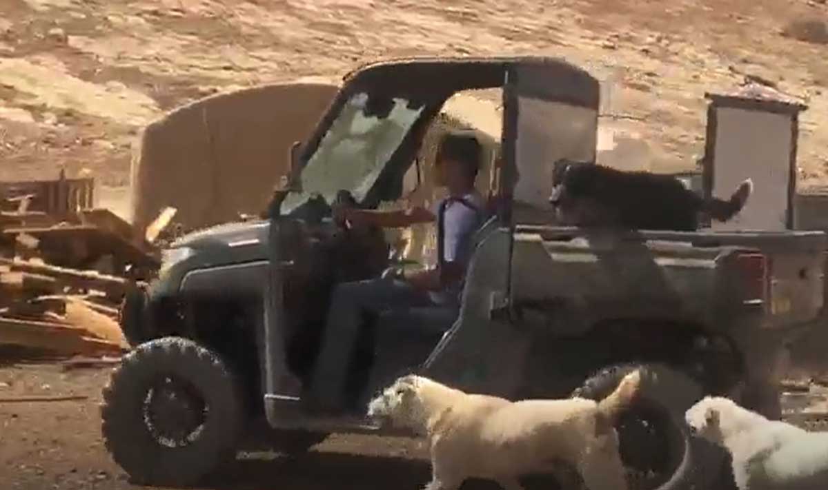 مستوطن على تراكتور صغير في منطقة التجمع. من توثيق بالفيديو قدمه السكان مشكورين، 24.9.25 