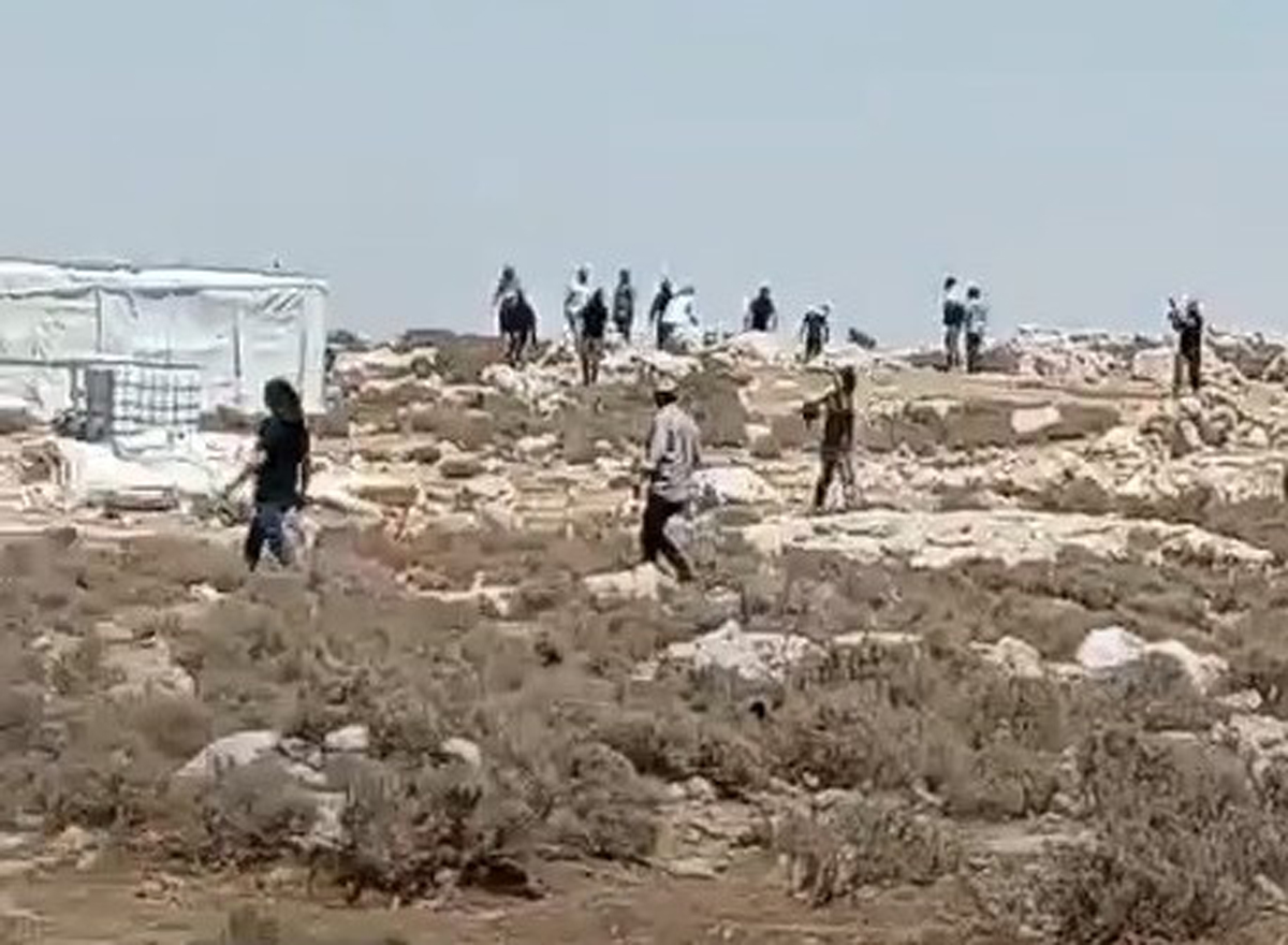 המתנחלים תוקפים את הקהילה. מתוך תיעוד וידיאו באדיבות התושבים