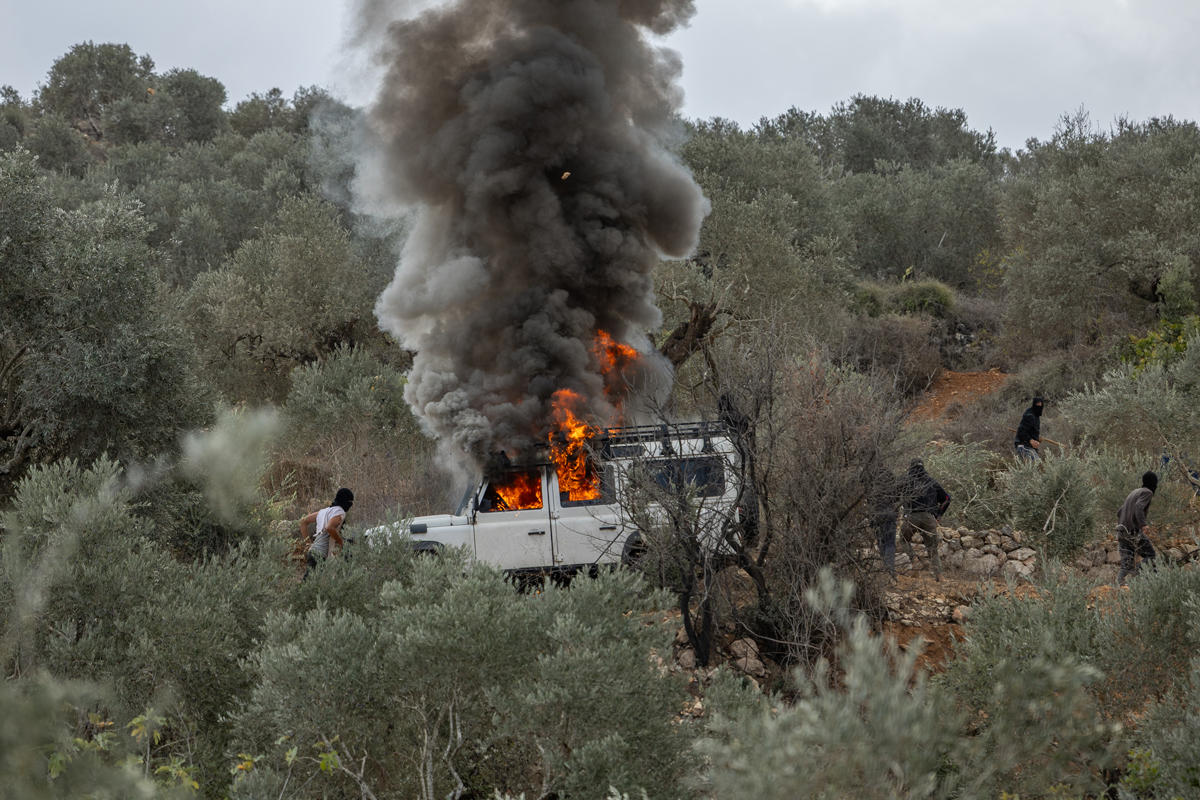 Settlers set fire to a car belonging to one of the harvesters in Beita. Photo: Avishay Mohar, B’Tselem, 10 October 2025 