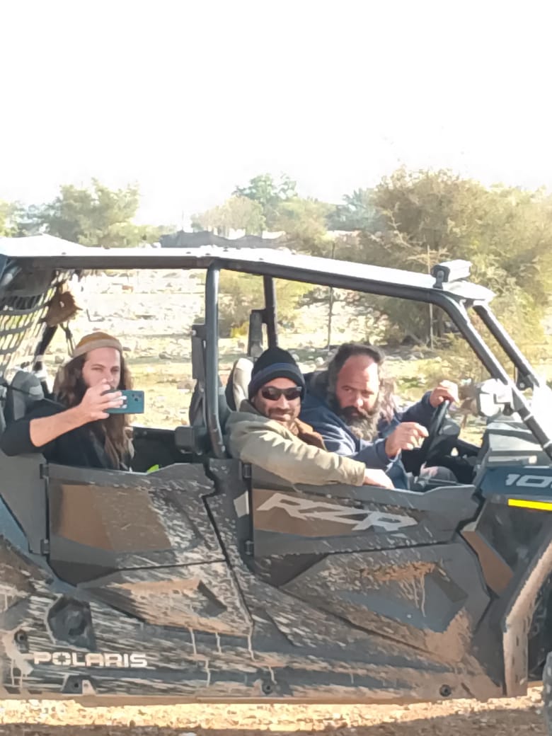 "ليبي" والمستوطنين الآخرين بجانب منازل العائلة. من فيديو توثيقيّ قدمته العائلة مشكورة 