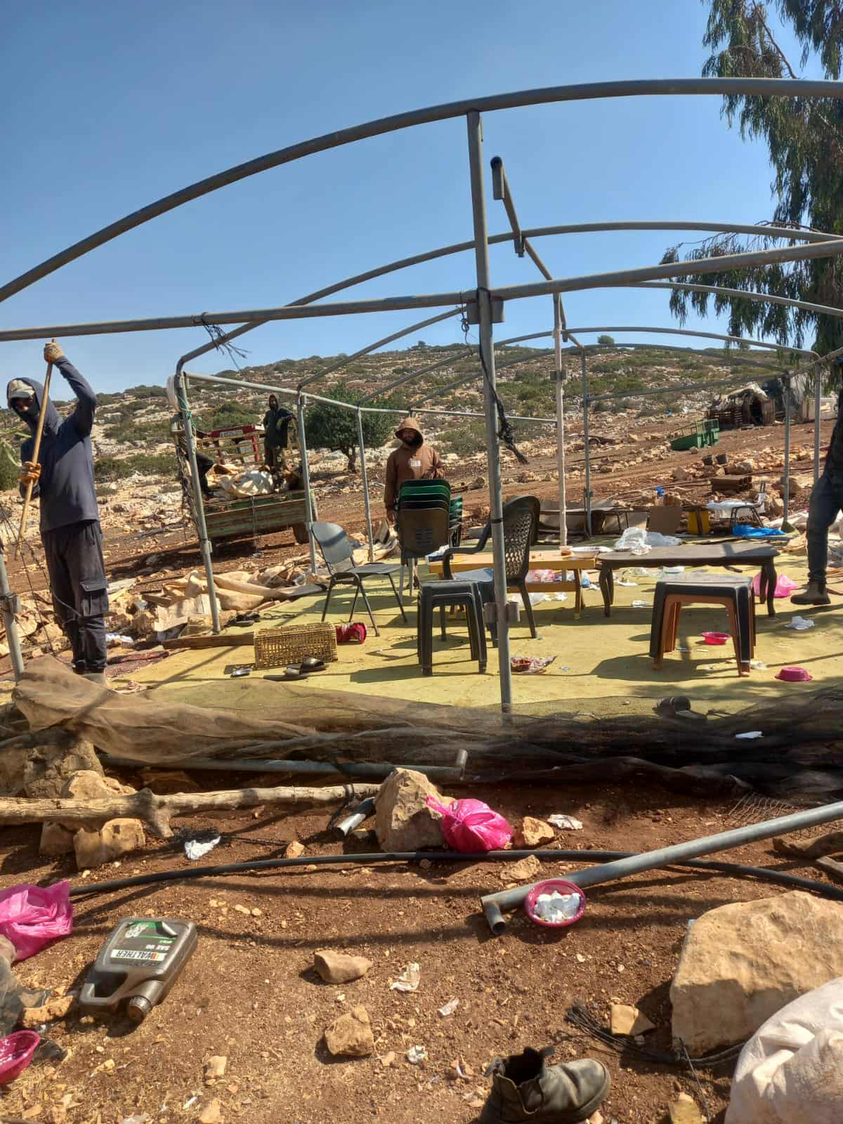 العائلة الأخيرة في خربة إبزيق تقوم بتفكيك مجمعها السكني استعدادًا للرحيل. تصوير: عارف دراغمة، بتسيلم