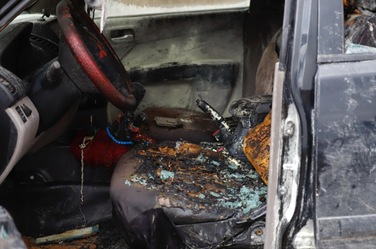 רכב ששרפו המתנחלים בקהילה הבדואית מעאזי ג'בע. צילום: אבישי מוהר, בצלם, 23.2.25