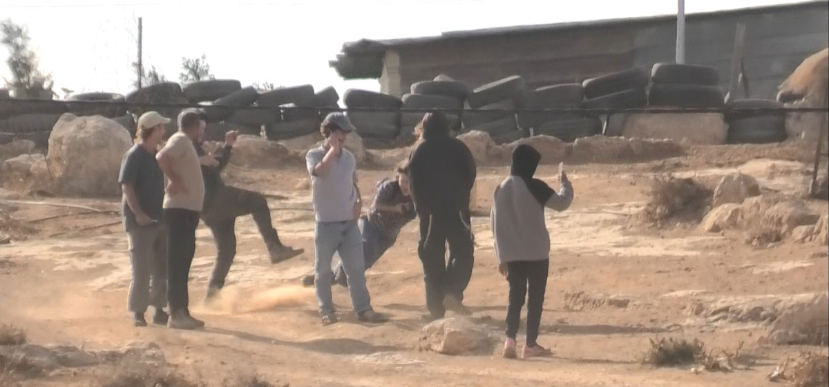 המתנחל בועט בפעילה ומפיל אותה. התמונות באדיבות תושבים