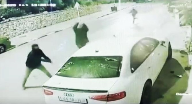 המתנחלים משחיתים מכונית בסינג'ל. מתוך תיעוד הווידיאו באדיבות תושבים