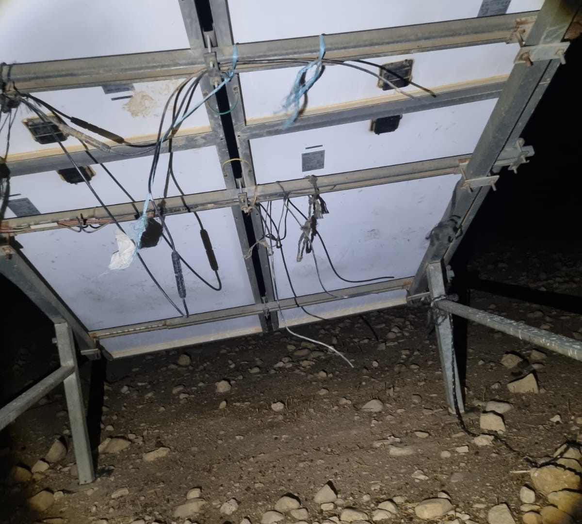 الضرر الذي لحق بأسلاك الألواح الشمسية. صورة قدمتها السكان مشكورين